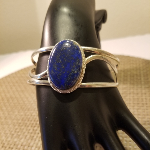 Jewelry - CLASSY BRACELET NWOT